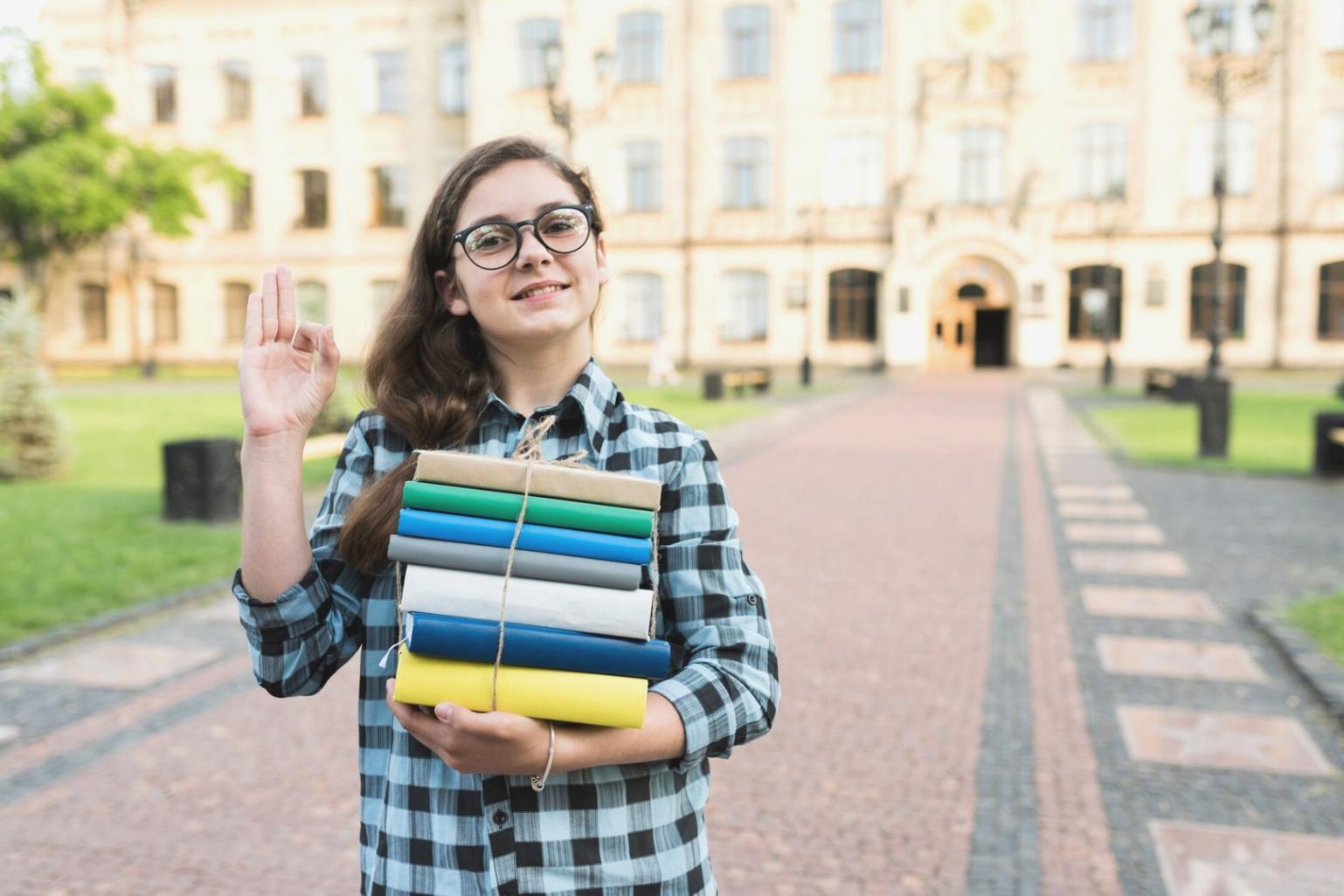 Étudiant analysant des données financières sur ordinateur portable