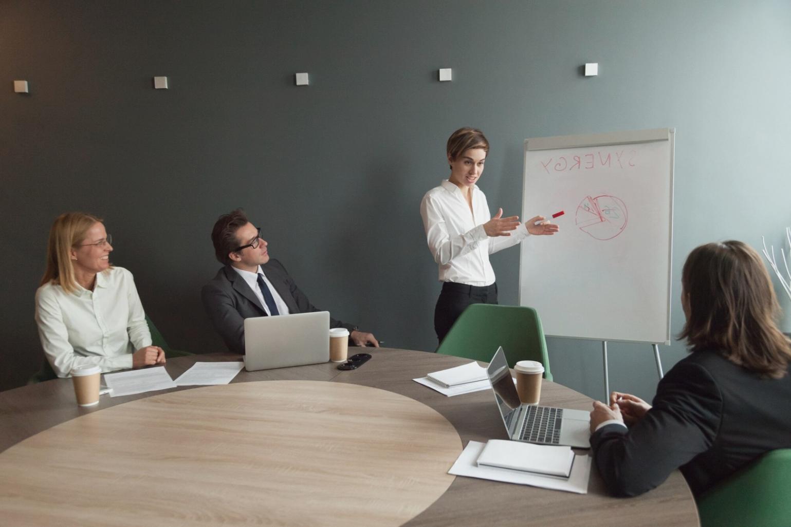 Session de formation avec participant travaillant sur des projections financières